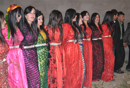 Hakkari'nin Yüksekova ilçesinde 08-09-10.2011 Ekim Dünya evine giren bazı çiftlerimizi sizler için sayfamıza taşıdık. Yüksekova Güncel ailesi olarak tüm çiftlerimize mutluluklar dileriz.