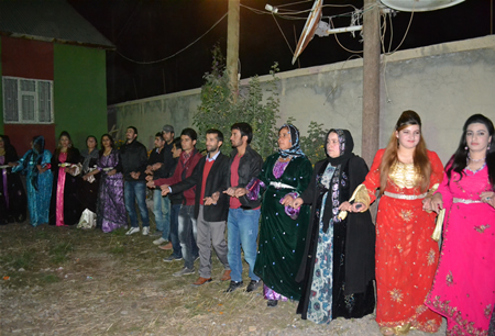 Hakkari'nin Yüksekova ilçesinde 08-09-10.2011 Ekim Dünya evine giren bazı çiftlerimizi sizler için sayfamıza taşıdık. Yüksekova Güncel ailesi olarak tüm çiftlerimize mutluluklar dileriz.