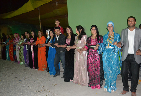 Hakkari'nin Yüksekova ilçesinde 08-09-10.2011 Ekim Dünya evine giren bazı çiftlerimizi sizler için sayfamıza taşıdık. Yüksekova Güncel ailesi olarak tüm çiftlerimize mutluluklar dileriz.