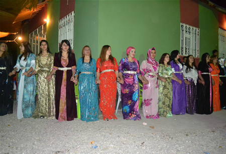 Hakkari'nin Yüksekova ilçesinde 08-09-10.2011 Ekim Dünya evine giren bazı çiftlerimizi sizler için sayfamıza taşıdık. Yüksekova Güncel ailesi olarak tüm çiftlerimize mutluluklar dileriz.