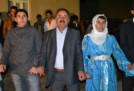 Hakkari'nin Yüksekova ilçesinde 08-09-10.2011 Ekim Dünya evine giren bazı çiftlerimizi sizler için sayfamıza taşıdık. Yüksekova Güncel ailesi olarak tüm çiftlerimize mutluluklar dileriz.