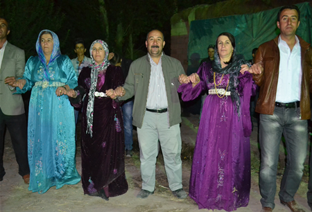 Hakkari'nin Yüksekova ilçesinde 08-09-10.2011 Ekim Dünya evine giren bazı çiftlerimizi sizler için sayfamıza taşıdık. Yüksekova Güncel ailesi olarak tüm çiftlerimize mutluluklar dileriz.