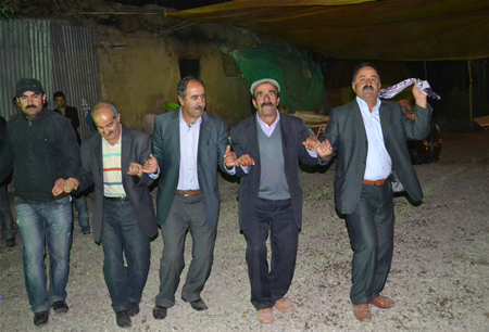 Hakkari'nin Yüksekova ilçesinde 08-09-10.2011 Ekim Dünya evine giren bazı çiftlerimizi sizler için sayfamıza taşıdık. Yüksekova Güncel ailesi olarak tüm çiftlerimize mutluluklar dileriz.