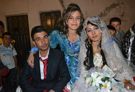 Hakkari'nin Yüksekova ilçesinde 08-09-10.2011 Ekim Dünya evine giren bazı çiftlerimizi sizler için sayfamıza taşıdık. Yüksekova Güncel ailesi olarak tüm çiftlerimize mutluluklar dileriz.