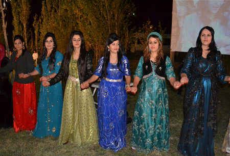 Hakkari'nin Yüksekova ilçesinde 08-09-10.2011 Ekim Dünya evine giren bazı çiftlerimizi sizler için sayfamıza taşıdık. Yüksekova Güncel ailesi olarak tüm çiftlerimize mutluluklar dileriz.