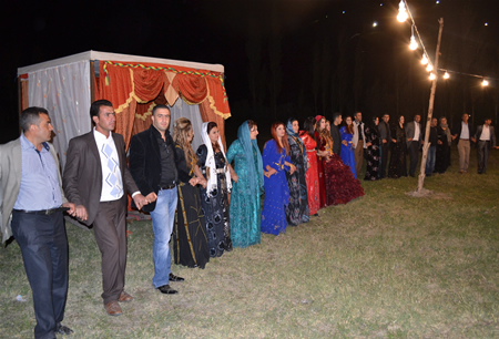 Hakkari'nin Yüksekova ilçesinde 08-09-10.2011 Ekim Dünya evine giren bazı çiftlerimizi sizler için sayfamıza taşıdık. Yüksekova Güncel ailesi olarak tüm çiftlerimize mutluluklar dileriz.