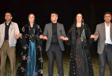 Hakkari'nin Yüksekova ilçesinde 08-09-10.2011 Ekim Dünya evine giren bazı çiftlerimizi sizler için sayfamıza taşıdık. Yüksekova Güncel ailesi olarak tüm çiftlerimize mutluluklar dileriz.