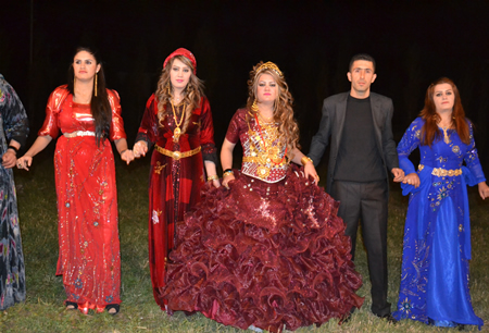 Hakkari'nin Yüksekova ilçesinde 08-09-10.2011 Ekim Dünya evine giren bazı çiftlerimizi sizler için sayfamıza taşıdık. Yüksekova Güncel ailesi olarak tüm çiftlerimize mutluluklar dileriz.