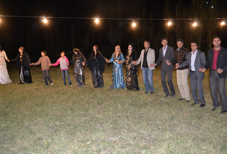 Hakkari'nin Yüksekova ilçesinde 08-09-10.2011 Ekim Dünya evine giren bazı çiftlerimizi sizler için sayfamıza taşıdık. Yüksekova Güncel ailesi olarak tüm çiftlerimize mutluluklar dileriz.