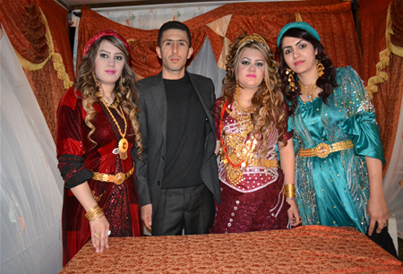 Hakkari'nin Yüksekova ilçesinde 08-09-10.2011 Ekim Dünya evine giren bazı çiftlerimizi sizler için sayfamıza taşıdık. Yüksekova Güncel ailesi olarak tüm çiftlerimize mutluluklar dileriz.