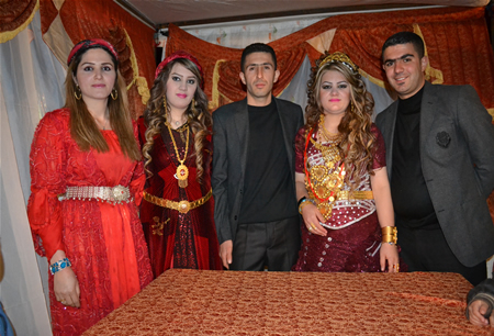 Hakkari'nin Yüksekova ilçesinde 08-09-10.2011 Ekim Dünya evine giren bazı çiftlerimizi sizler için sayfamıza taşıdık. Yüksekova Güncel ailesi olarak tüm çiftlerimize mutluluklar dileriz.