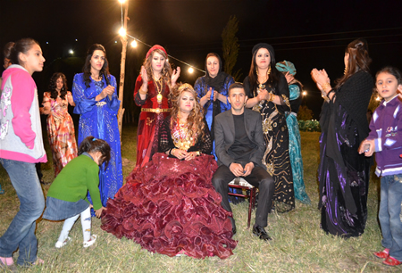 Hakkari'nin Yüksekova ilçesinde 08-09-10.2011 Ekim Dünya evine giren bazı çiftlerimizi sizler için sayfamıza taşıdık. Yüksekova Güncel ailesi olarak tüm çiftlerimize mutluluklar dileriz.