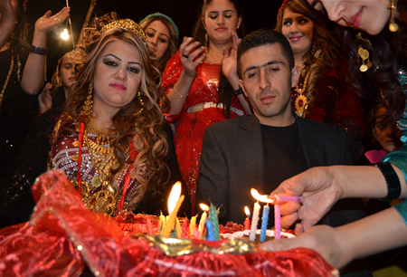 Hakkari'nin Yüksekova ilçesinde 08-09-10.2011 Ekim Dünya evine giren bazı çiftlerimizi sizler için sayfamıza taşıdık. Yüksekova Güncel ailesi olarak tüm çiftlerimize mutluluklar dileriz.