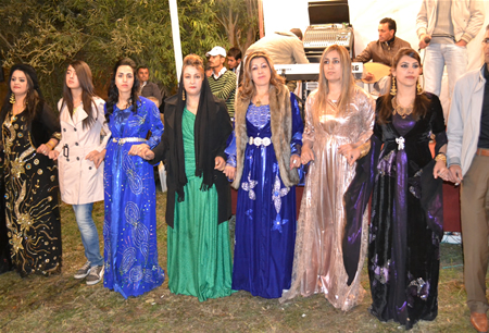 Hakkari'nin Yüksekova ilçesinde 08-09-10.2011 Ekim Dünya evine giren bazı çiftlerimizi sizler için sayfamıza taşıdık. Yüksekova Güncel ailesi olarak tüm çiftlerimize mutluluklar dileriz.