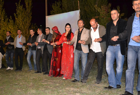 Hakkari'nin Yüksekova ilçesinde 08-09-10.2011 Ekim Dünya evine giren bazı çiftlerimizi sizler için sayfamıza taşıdık. Yüksekova Güncel ailesi olarak tüm çiftlerimize mutluluklar dileriz.