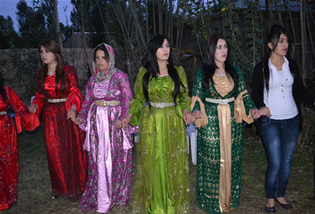 Hakkari'nin Yüksekova ilçesinde 08-09-10.2011 Ekim Dünya evine giren bazı çiftlerimizi sizler için sayfamıza taşıdık. Yüksekova Güncel ailesi olarak tüm çiftlerimize mutluluklar dileriz.