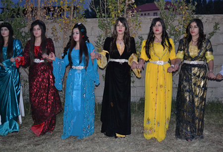 Hakkari'nin Yüksekova ilçesinde 08-09-10.2011 Ekim Dünya evine giren bazı çiftlerimizi sizler için sayfamıza taşıdık. Yüksekova Güncel ailesi olarak tüm çiftlerimize mutluluklar dileriz.