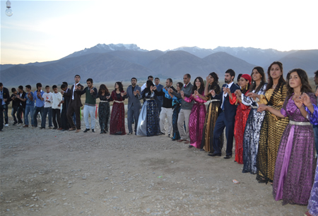 Hakkari'nin Yüksekova ilçesinde 08-09-10.2011 Ekim Dünya evine giren bazı çiftlerimizi sizler için sayfamıza taşıdık. Yüksekova Güncel ailesi olarak tüm çiftlerimize mutluluklar dileriz.