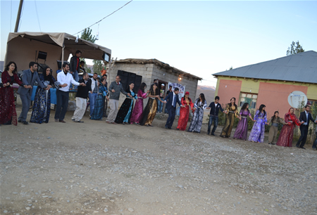 Hakkari'nin Yüksekova ilçesinde 08-09-10.2011 Ekim Dünya evine giren bazı çiftlerimizi sizler için sayfamıza taşıdık. Yüksekova Güncel ailesi olarak tüm çiftlerimize mutluluklar dileriz.