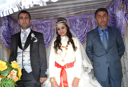 Hakkari'nin Yüksekova ilçesinde 08-09-10.2011 Ekim Dünya evine giren bazı çiftlerimizi sizler için sayfamıza taşıdık. Yüksekova Güncel ailesi olarak tüm çiftlerimize mutluluklar dileriz.