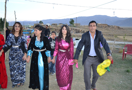 Hakkari'nin Yüksekova ilçesinde 08-09-10.2011 Ekim Dünya evine giren bazı çiftlerimizi sizler için sayfamıza taşıdık. Yüksekova Güncel ailesi olarak tüm çiftlerimize mutluluklar dileriz.