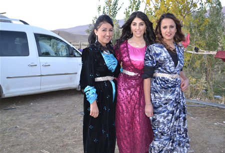 Hakkari'nin Yüksekova ilçesinde 08-09-10.2011 Ekim Dünya evine giren bazı çiftlerimizi sizler için sayfamıza taşıdık. Yüksekova Güncel ailesi olarak tüm çiftlerimize mutluluklar dileriz.