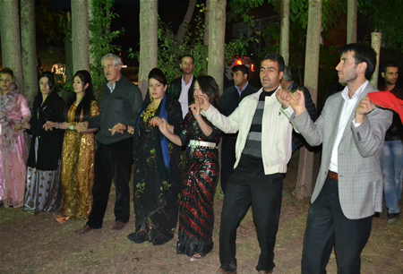 Hakkari'nin Yüksekova ilçesinde 08-09-10.2011 Ekim Dünya evine giren bazı çiftlerimizi sizler için sayfamıza taşıdık. Yüksekova Güncel ailesi olarak tüm çiftlerimize mutluluklar dileriz.