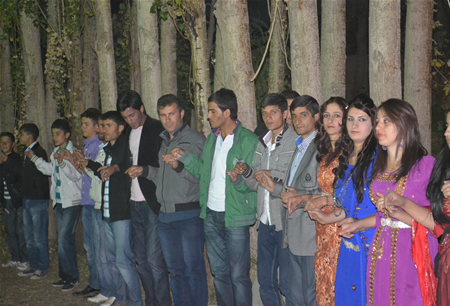 Hakkari'nin Yüksekova ilçesinde 08-09-10.2011 Ekim Dünya evine giren bazı çiftlerimizi sizler için sayfamıza taşıdık. Yüksekova Güncel ailesi olarak tüm çiftlerimize mutluluklar dileriz.