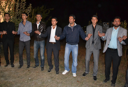 Hakkari'nin Yüksekova ilçesinde 08-09-10.2011 Ekim Dünya evine giren bazı çiftlerimizi sizler için sayfamıza taşıdık. Yüksekova Güncel ailesi olarak tüm çiftlerimize mutluluklar dileriz.