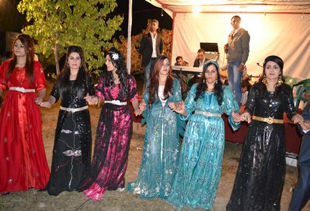 Hakkari'nin Yüksekova ilçesinde 08-09-10.2011 Ekim Dünya evine giren bazı çiftlerimizi sizler için sayfamıza taşıdık. Yüksekova Güncel ailesi olarak tüm çiftlerimize mutluluklar dileriz.