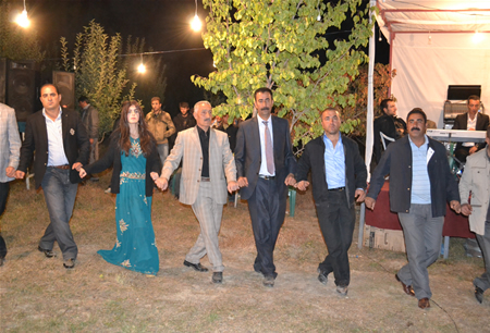 Hakkari'nin Yüksekova ilçesinde 08-09-10.2011 Ekim Dünya evine giren bazı çiftlerimizi sizler için sayfamıza taşıdık. Yüksekova Güncel ailesi olarak tüm çiftlerimize mutluluklar dileriz.