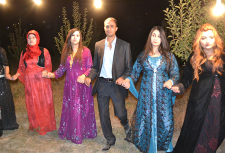 Hakkari'nin Yüksekova ilçesinde 08-09-10.2011 Ekim Dünya evine giren bazı çiftlerimizi sizler için sayfamıza taşıdık. Yüksekova Güncel ailesi olarak tüm çiftlerimize mutluluklar dileriz.