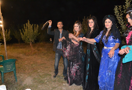 Hakkari'nin Yüksekova ilçesinde 08-09-10.2011 Ekim Dünya evine giren bazı çiftlerimizi sizler için sayfamıza taşıdık. Yüksekova Güncel ailesi olarak tüm çiftlerimize mutluluklar dileriz.