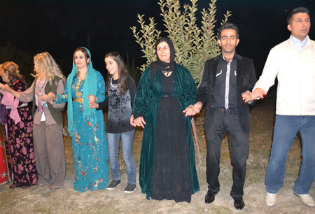Hakkari'nin Yüksekova ilçesinde 08-09-10.2011 Ekim Dünya evine giren bazı çiftlerimizi sizler için sayfamıza taşıdık. Yüksekova Güncel ailesi olarak tüm çiftlerimize mutluluklar dileriz.