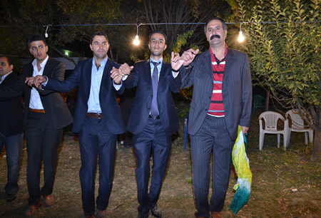 Hakkari'nin Yüksekova ilçesinde 08-09-10.2011 Ekim Dünya evine giren bazı çiftlerimizi sizler için sayfamıza taşıdık. Yüksekova Güncel ailesi olarak tüm çiftlerimize mutluluklar dileriz.