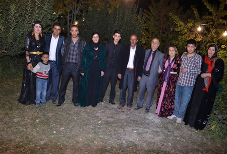 Hakkari'nin Yüksekova ilçesinde 08-09-10.2011 Ekim Dünya evine giren bazı çiftlerimizi sizler için sayfamıza taşıdık. Yüksekova Güncel ailesi olarak tüm çiftlerimize mutluluklar dileriz.