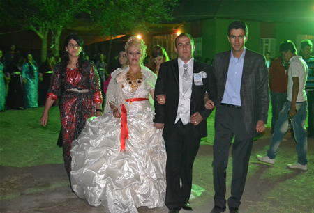 Hakkari'nin Yüksekova ilçesinde 08-09-10.2011 Ekim Dünya evine giren bazı çiftlerimizi sizler için sayfamıza taşıdık. Yüksekova Güncel ailesi olarak tüm çiftlerimize mutluluklar dileriz.