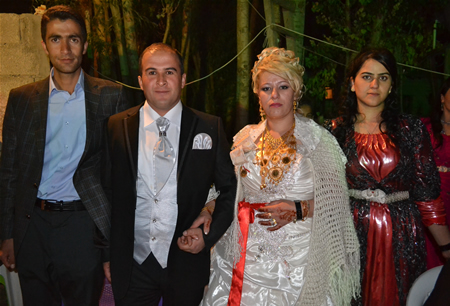 Hakkari'nin Yüksekova ilçesinde 08-09-10.2011 Ekim Dünya evine giren bazı çiftlerimizi sizler için sayfamıza taşıdık. Yüksekova Güncel ailesi olarak tüm çiftlerimize mutluluklar dileriz.