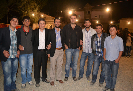 Hakkari'nin Yüksekova ilçesinde 08-09-10.2011 Ekim Dünya evine giren bazı çiftlerimizi sizler için sayfamıza taşıdık. Yüksekova Güncel ailesi olarak tüm çiftlerimize mutluluklar dileriz.