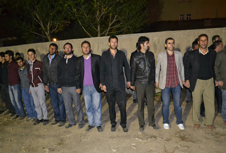 Hakkari'nin Yüksekova ilçesinde 08-09-10.2011 Ekim Dünya evine giren bazı çiftlerimizi sizler için sayfamıza taşıdık. Yüksekova Güncel ailesi olarak tüm çiftlerimize mutluluklar dileriz.