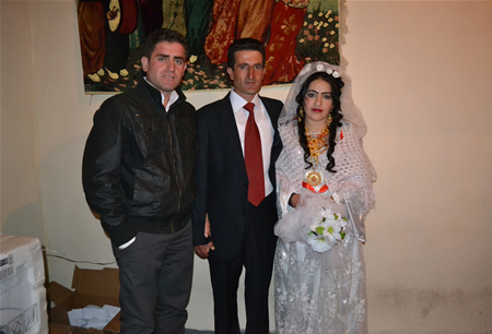 Hakkari'nin Yüksekova ilçesinde 08-09-10.2011 Ekim Dünya evine giren bazı çiftlerimizi sizler için sayfamıza taşıdık. Yüksekova Güncel ailesi olarak tüm çiftlerimize mutluluklar dileriz.