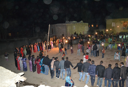 Hakkari'nin Yüksekova ilçesinde 08-09-10.2011 Ekim Dünya evine giren bazı çiftlerimizi sizler için sayfamıza taşıdık. Yüksekova Güncel ailesi olarak tüm çiftlerimize mutluluklar dileriz.