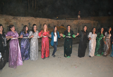 Hakkari'nin Yüksekova ilçesinde 08-09-10.2011 Ekim Dünya evine giren bazı çiftlerimizi sizler için sayfamıza taşıdık. Yüksekova Güncel ailesi olarak tüm çiftlerimize mutluluklar dileriz.