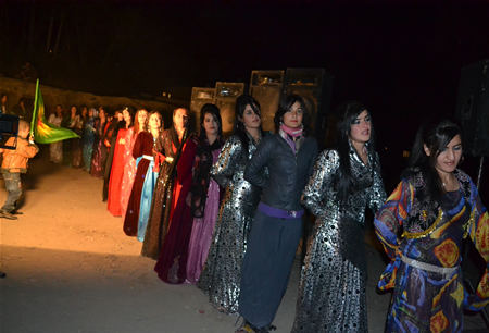 Hakkari'nin Yüksekova ilçesinde 08-09-10.2011 Ekim Dünya evine giren bazı çiftlerimizi sizler için sayfamıza taşıdık. Yüksekova Güncel ailesi olarak tüm çiftlerimize mutluluklar dileriz.