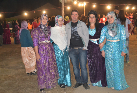 Hakkari'nin Yüksekova ilçesinde 08-09-10.2011 Ekim Dünya evine giren bazı çiftlerimizi sizler için sayfamıza taşıdık. Yüksekova Güncel ailesi olarak tüm çiftlerimize mutluluklar dileriz.