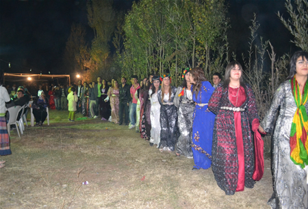 Hakkari'nin Yüksekova ilçesinde 08-09-10.2011 Ekim Dünya evine giren bazı çiftlerimizi sizler için sayfamıza taşıdık. Yüksekova Güncel ailesi olarak tüm çiftlerimize mutluluklar dileriz.