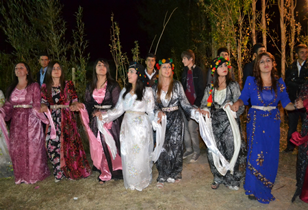 Hakkari'nin Yüksekova ilçesinde 08-09-10.2011 Ekim Dünya evine giren bazı çiftlerimizi sizler için sayfamıza taşıdık. Yüksekova Güncel ailesi olarak tüm çiftlerimize mutluluklar dileriz.