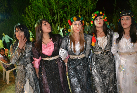 Hakkari'nin Yüksekova ilçesinde 08-09-10.2011 Ekim Dünya evine giren bazı çiftlerimizi sizler için sayfamıza taşıdık. Yüksekova Güncel ailesi olarak tüm çiftlerimize mutluluklar dileriz.