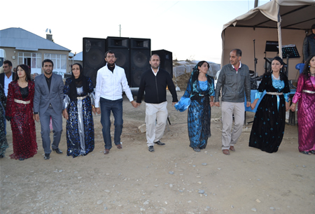 Hakkari'nin Yüksekova ilçesinde 08-09-10.2011 Ekim Dünya evine giren bazı çiftlerimizi sizler için sayfamıza taşıdık. Yüksekova Güncel ailesi olarak tüm çiftlerimize mutluluklar dileriz.