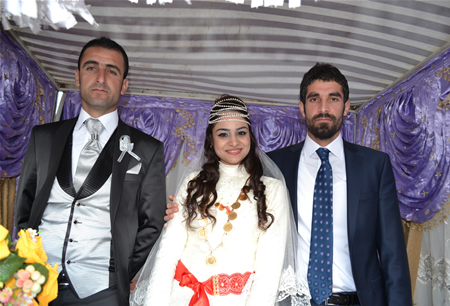 Hakkari'nin Yüksekova ilçesinde 08-09-10.2011 Ekim Dünya evine giren bazı çiftlerimizi sizler için sayfamıza taşıdık. Yüksekova Güncel ailesi olarak tüm çiftlerimize mutluluklar dileriz.